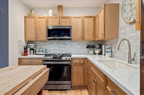 Private kitchen - newly renovated one bedroom apartment
(Goleta)