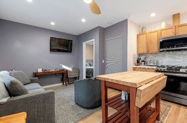 Interior - newly renovated one bedroom apartment
(Goleta)