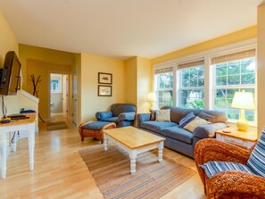 Smart TV, fireplace, DVD player, books - Becalmed MCA#1653-Fenced yard, 1/4 block to beach, dogs ok, Gas Fireplace (Manzanita)