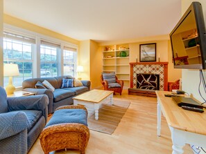 Smart TV, fireplace, DVD player, books - Becalmed MCA#1653-Fenced yard, 1/4 block to beach, dogs ok, Gas Fireplace (Manzanita)