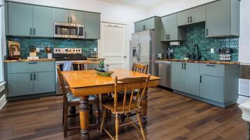 Coffee/tea maker, fridge, microwave, oven