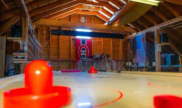 Een indoor curlingbaan met houten wanden en een hoge plafond.