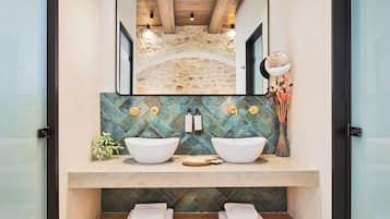 Ducha, secador de pelo y toallas