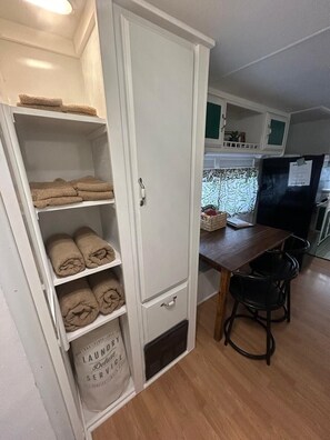 Dining - Lake Daze Cozy Camper in Dandridge TN on Lake Douglas. Close to Attractions! (Dandridge)