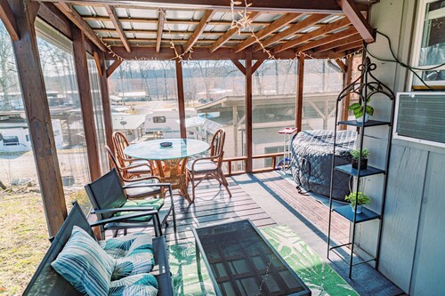 Lakeside Retreat with Private Hot Soaker Tub perfect for Couples!