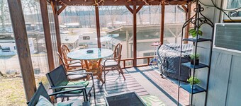 Lakeside Retreat with Private Hot Soaker Tub perfect for Couples!