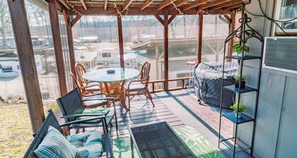 Lakeside Retreat with Private Hot Soaker Tub perfect for Couples!