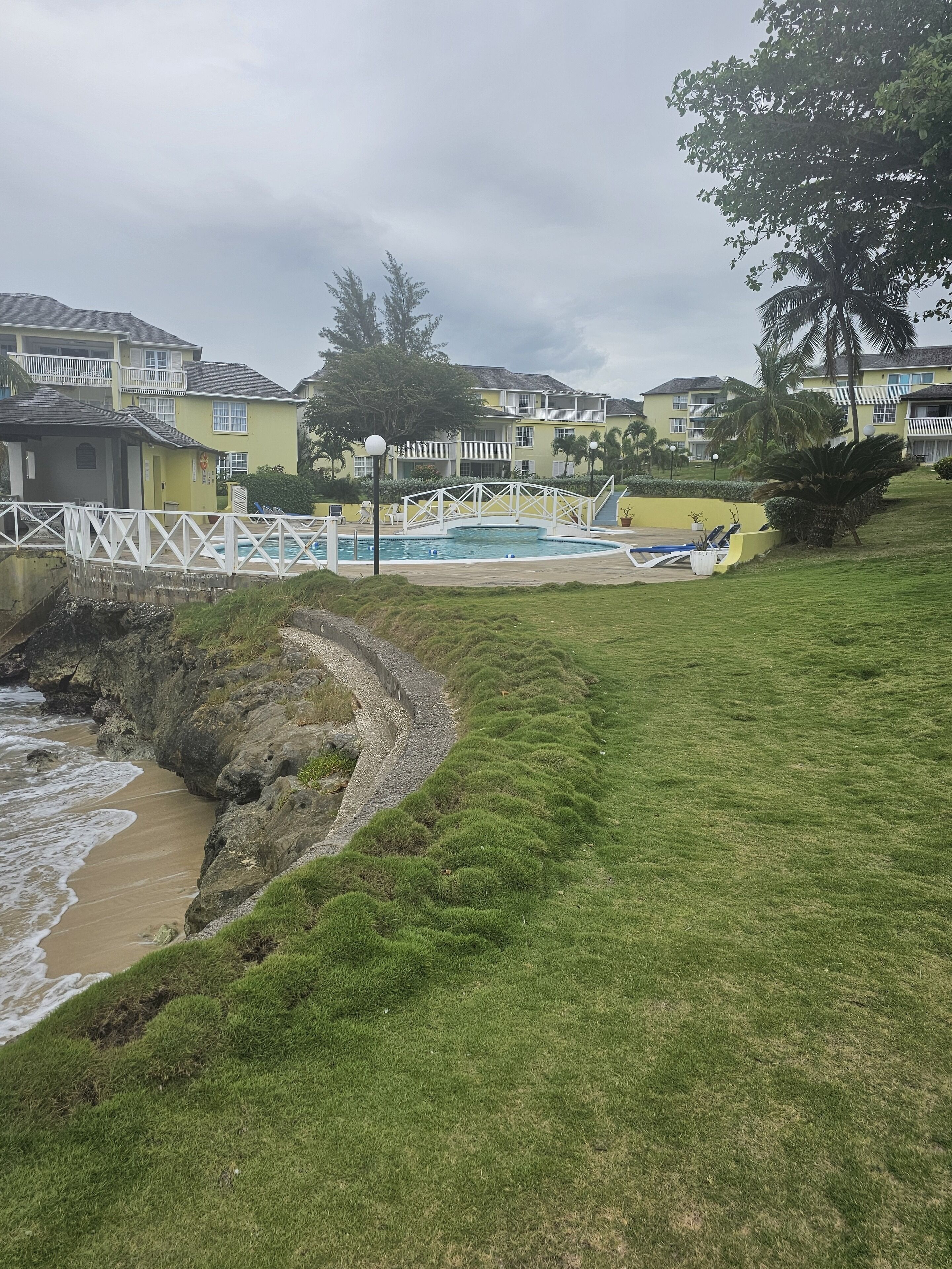 Alberca al aire libre, sombrillas en la alberca y camastros 