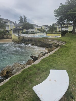 Outdoor pool, pool umbrellas, sun loungers - Apartment E6 (Tower Isle)