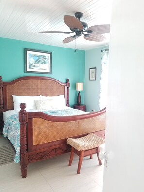 Romantisk lägenhet | 1 sovrum, allergitestade sängkläder och värdeförvaringsskåp på rummet