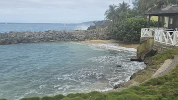 Private beach, white sand, sun loungers, beach towels