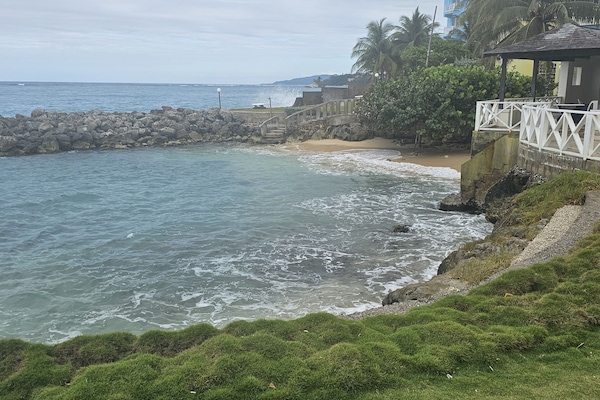 Private beach, white sand, sun loungers, beach towels
