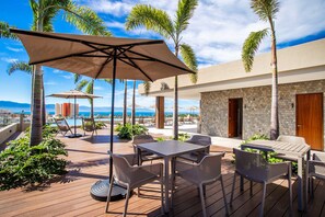 Outdoor dining - Rooftop Views + Gym + Parking | 2BR in Versalles (Puerto Vallarta)
