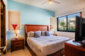 Master bedroom with king size bed, smart TV, and ensuite bathroom - Rooftop Views + Gym + Parking | 2BR in Versalles (Puerto Vallarta)