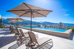 Relax on the rooftop pool with the panoramic view - Rooftop Views + Gym + Parking | 2BR in Versalles (Puerto Vallarta)