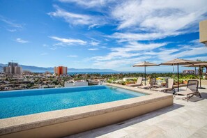 Relax on the rooftop pool with the panoramic view - Rooftop Views + Gym + Parking | 2BR in Versalles (Puerto Vallarta)
