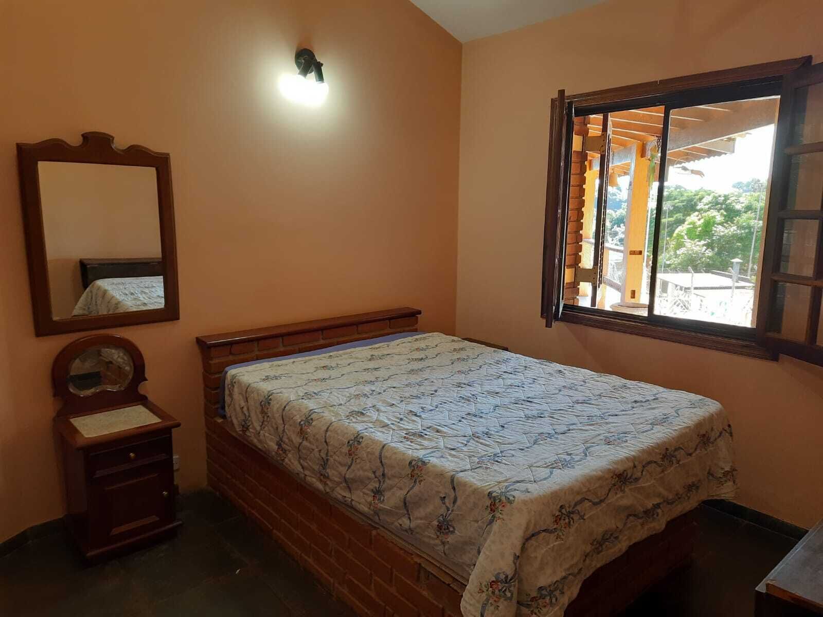 6 habitaciones, escritorio y tabla de planchar con plancha 