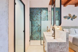 1 dormitori, planxa i posts de planxar i un bressol de viatge 