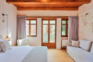 1 dormitori, planxa i posts de planxar i un bressol de viatge 