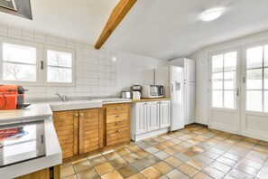 Réfrigérateur, micro-ondes, four, lave-vaisselle