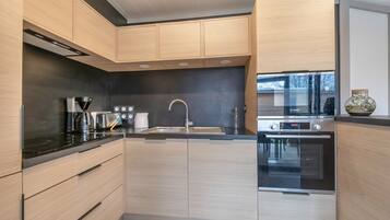 Een koelkast, een microgolfoven, een oven, een vaatwasser