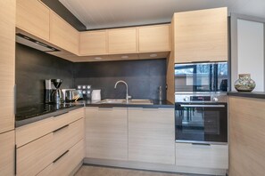 Een koelkast, een microgolfoven, een oven, een vaatwasser