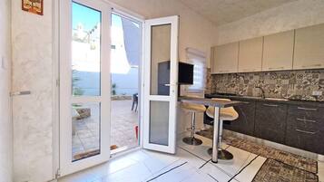 Fridge, oven, stovetop, coffee/tea maker