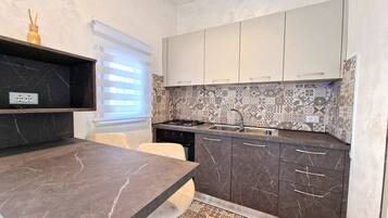 Kühlschrank, Ofen, Herdplatte, Wasserkocher mit Kaffee-/Teezubehör