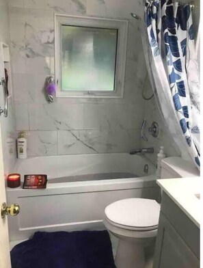 淋浴设施、吹风机、肥皂、卫生纸