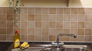Fridge, microwave, oven, stovetop - Charming 2-bed Apartment in Ipswich (Ipswich)