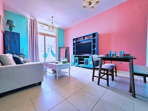 Een smart-tv en boeken