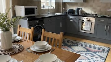 冰箱、微波炉、烤箱、炉灶