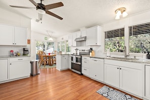 Fridge, microwave, oven, stovetop - Eden's Vista Cordova - Stunning Hillside Views, Pet-Friendly, and Fast  Wi-Fi. (Canyon Lake)