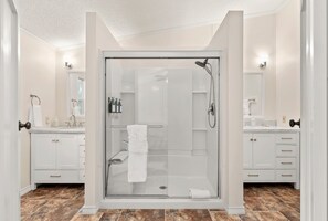 Douche, sèche-cheveux, serviettes fournies, savon