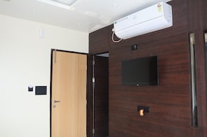 Deluxe Double Room | Living area | Flat-screen TV - FERN INN Kolkata (Kolkata)