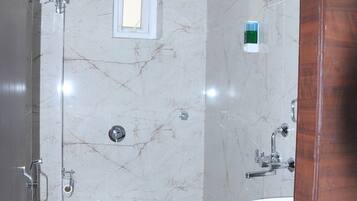 Habitación doble Deluxe | Baño | Amenidades de baño gratuitas y pantuflas