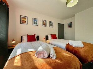 Family House | 3 bedrooms, desk, iron/ironing board, free WiFi - Sandringham House Serene Escape Cottage (Cleethorpes)