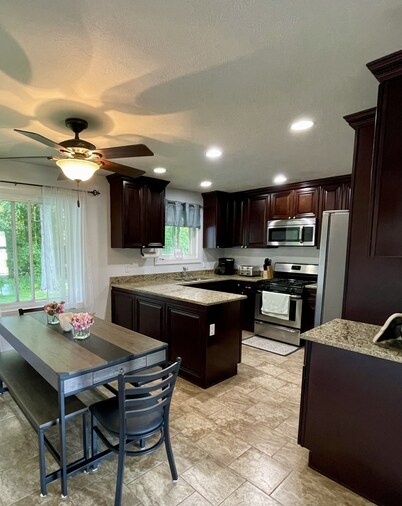 Cozy 3-bedroom house in Saybrook on the Lake 4.2 m. To GOTL, 10 m. Spire