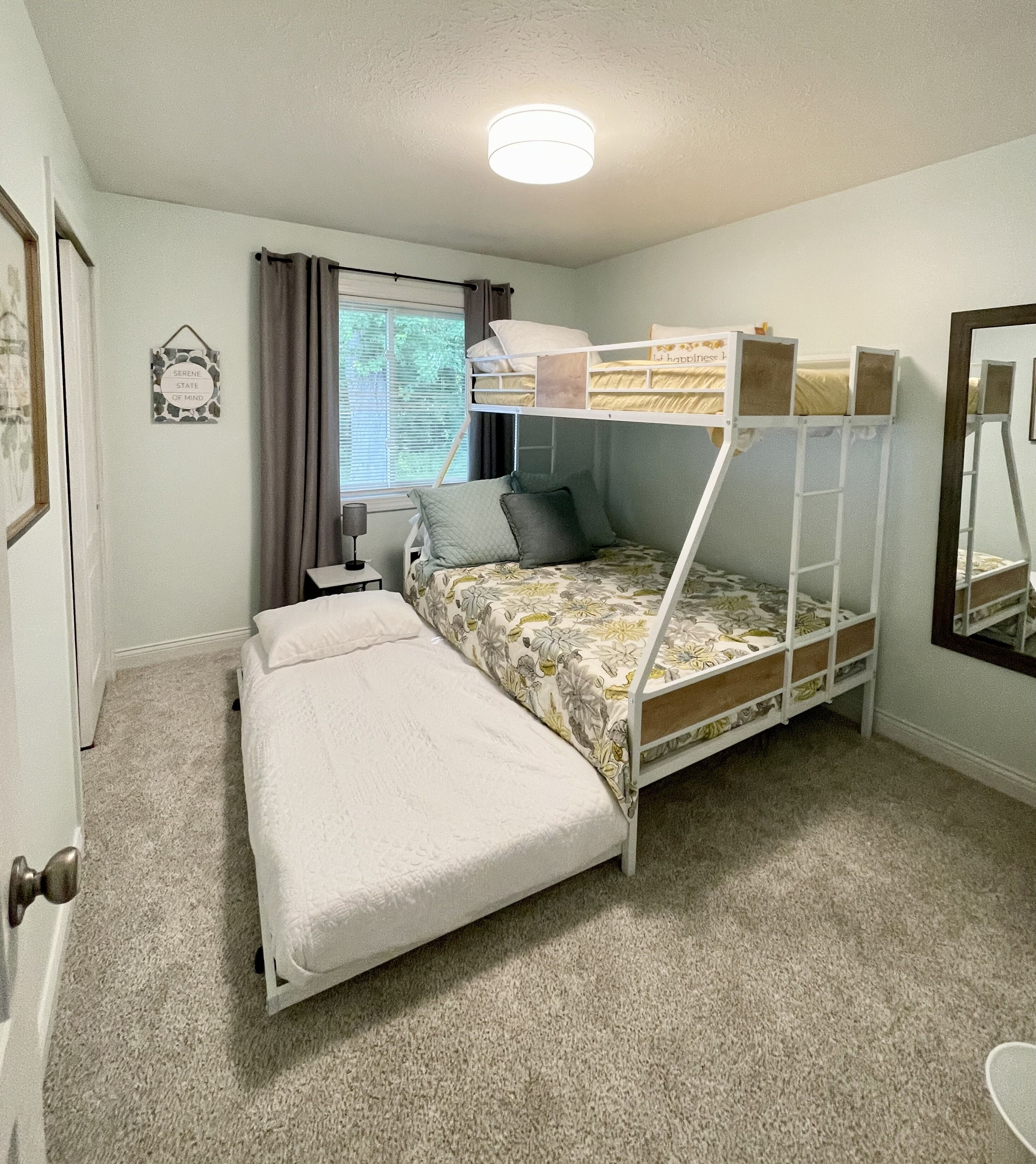 3 slaapkamers, een strijkplank/strijkijzer, wifi, beddengoed