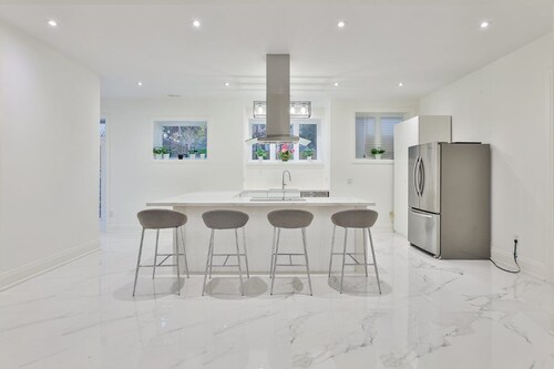 Beautiful Room in Toronto next to Yorkdale mall 