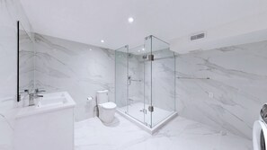A modern bathroom with a glass-enclosed shower, a toilet, and a sink. - Beautiful Room in Toronto next to Yorkdale mall  (Toronto)