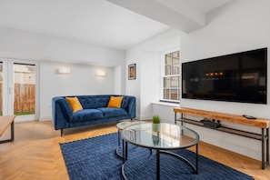 En 65-tommers smart-TV med kabel-kanaler samt Netflix