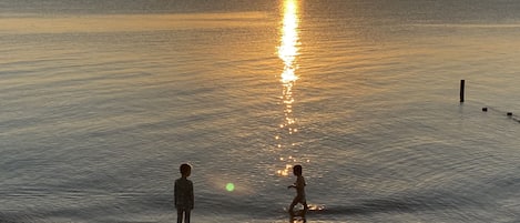På stranden