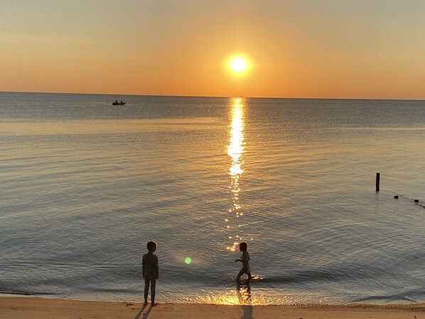 På stranden