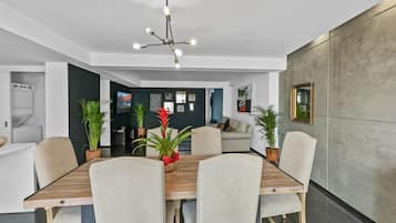 Departamento de diseñador, 3 habitaciones | Área de sala de estar | Televisión