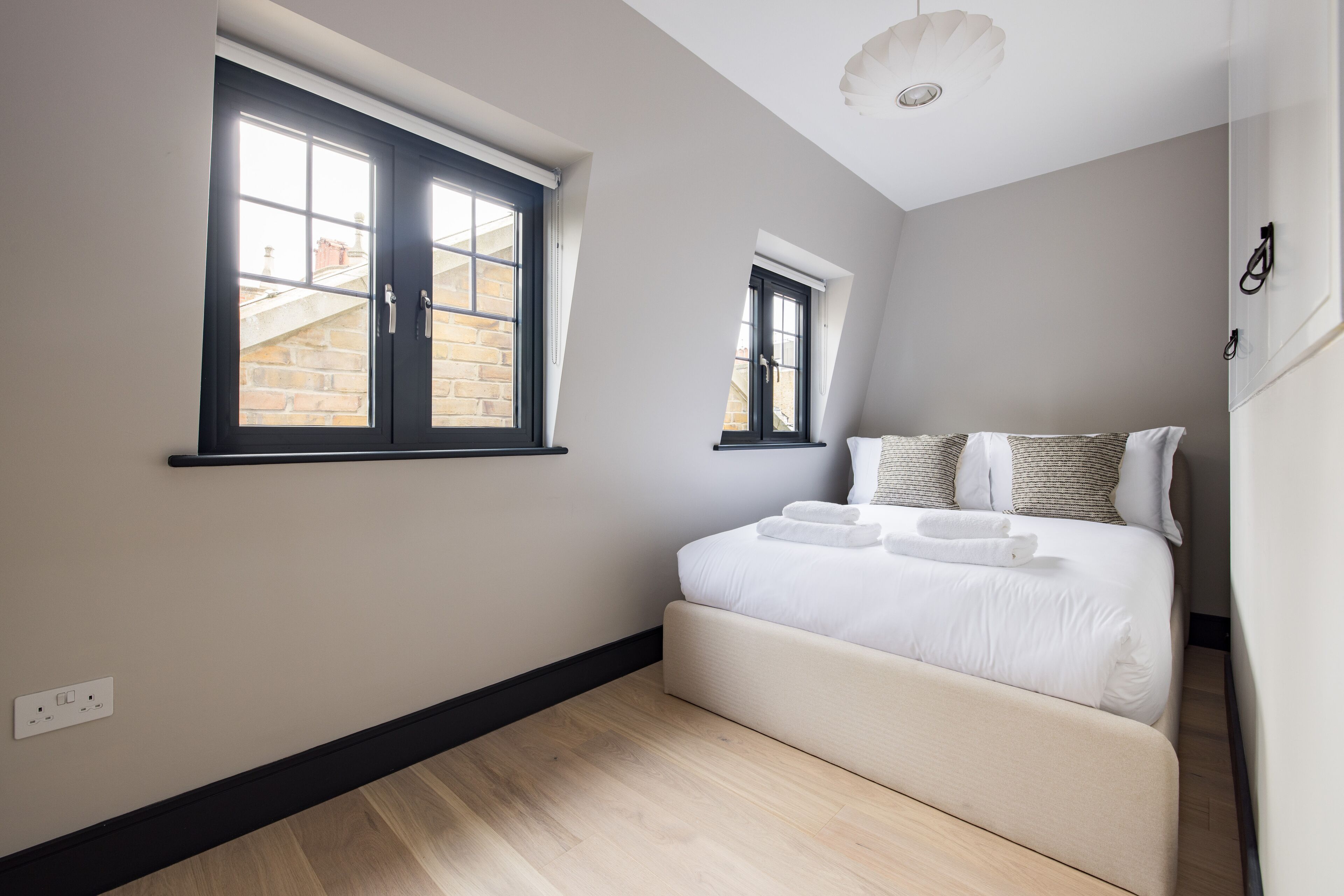 3 habitaciones, tabla de planchar con plancha, wifi y ropa de cama 