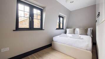 3 habitaciones, tabla de planchar con plancha, wifi y ropa de cama