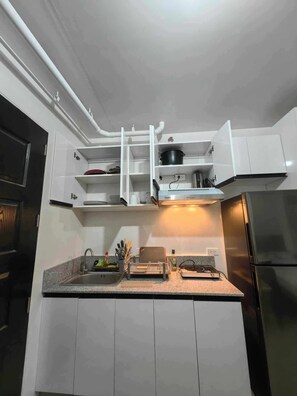 Comfort studio, 1 tweepersoonsbed, niet-roken, keuken | Privékeuken | Een koelkast met diepvriezer, een rijstkoker