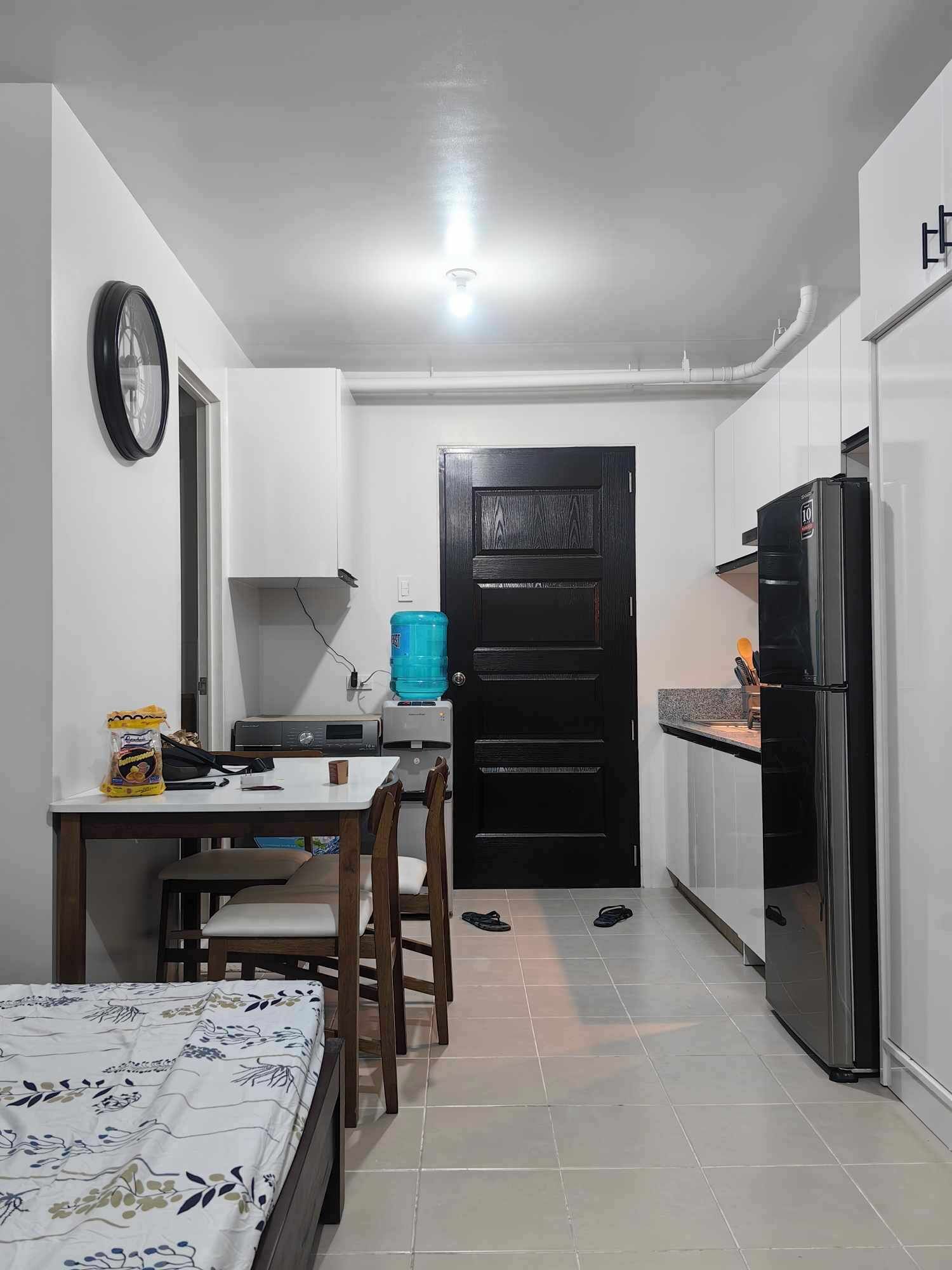 Estudi Comfort, 1 llit doble, no fumadors, cuina | Cuina privada | Frigorífic gran, arrossera i utensilis de cuina, vaixella i coberteria 