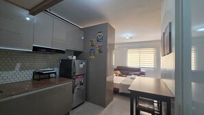 ثلاجة/مجمد بحجم كبير، جهاز طهي للأرز، مستلزمات طهي/أطباق/أوعية